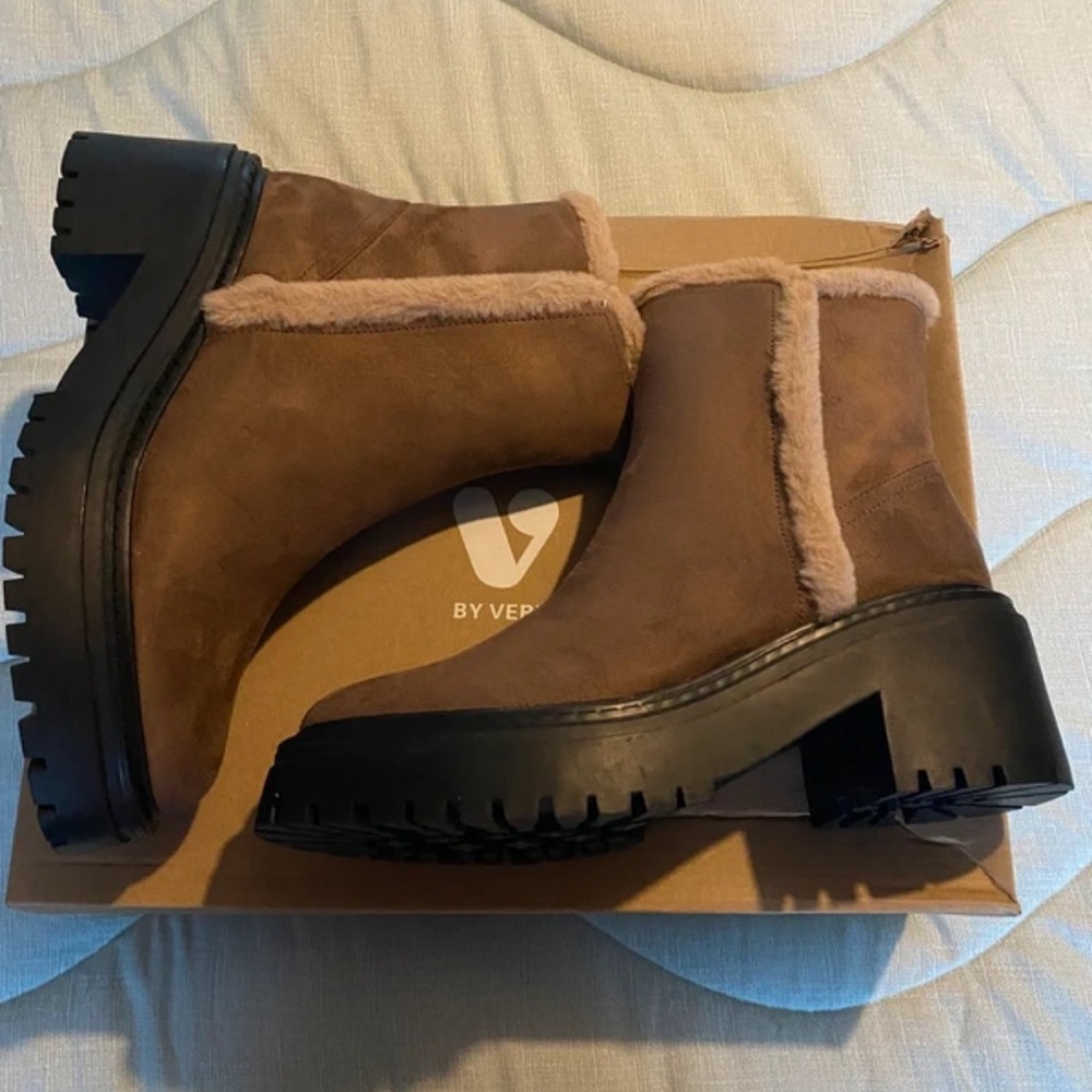 Elegant Tan Ankle Boots with Faux Fur by